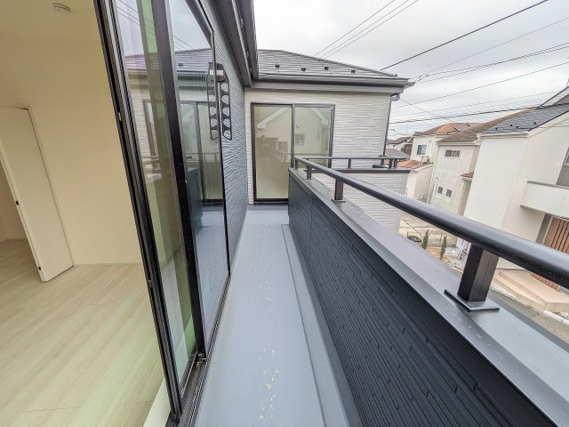 八王子市　泉町　新築一戸建て　９期のバルコニー|～2部屋から出入り可能なバルコニーです～