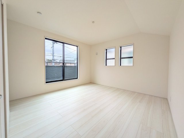 八王子市　泉町　新築一戸建て　９期の寝室|～2階8.5帖の主寝室　ベッドなど大型家具のレイアウトもしやすい広さです～