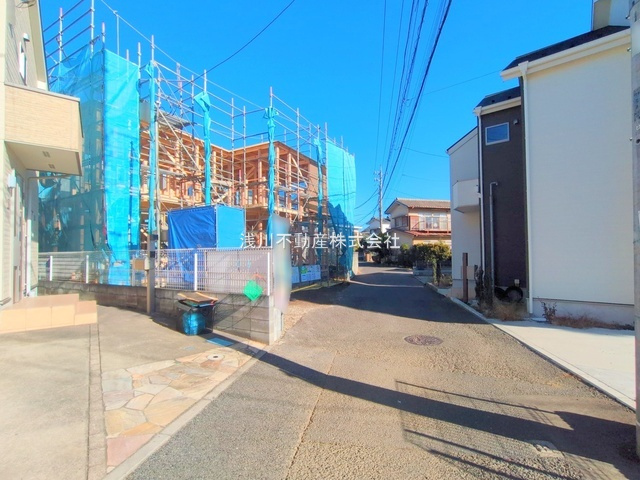 八王子市　泉町　新築一戸建て　９期の前面道路含む現地写真|～南東側4ｍ道路につき陽当たり良好～