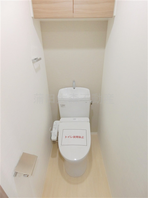 グラシアプレイス大森町のトイレ|上部棚収納+温水暖房便座付きトイレ