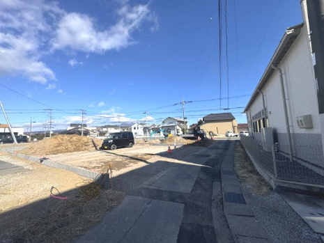 新築　前橋市北代田町　Blooming　Garden　4号棟の前面道路含む現地写真|現地写真　　東側接道幅員約10.5ｍ