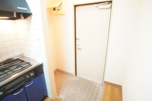 メゾンフェミニ富雄の玄関