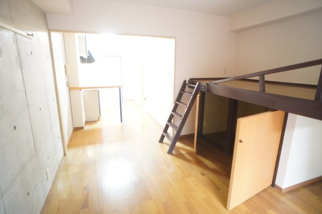 メゾンフェミニ富雄の洋室