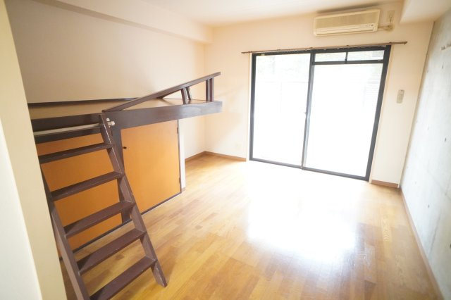 メゾンフェミニ富雄の居間・リビング