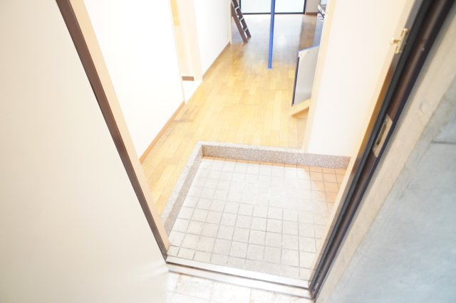 メゾンフェミニ富雄の玄関