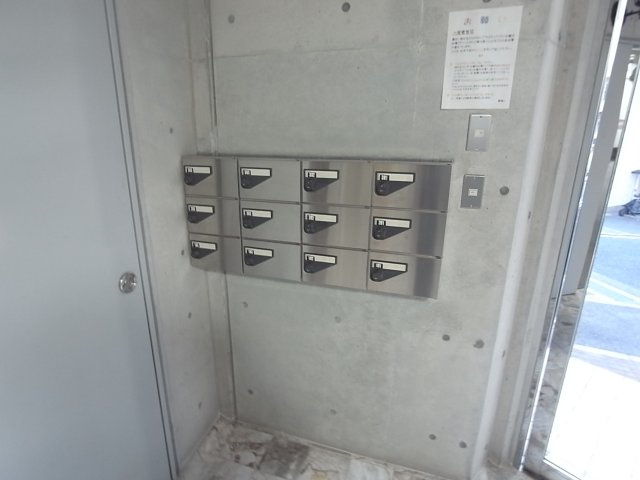 メゾンフェミニ富雄のエントランス