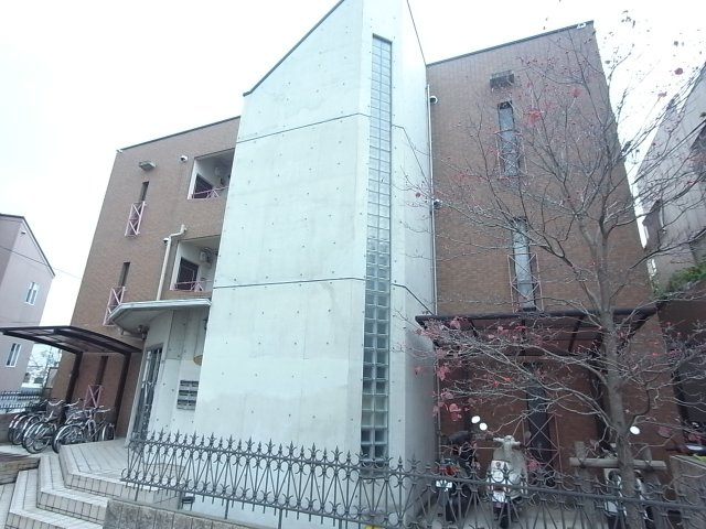 メゾンフェミニ富雄の駐車場