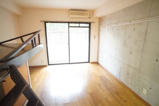 メゾンフェミニ富雄の洋室