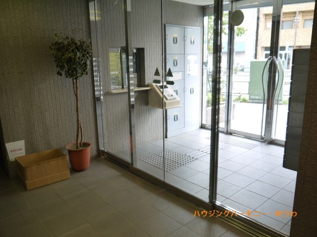 【エントランス】 | ゼファー大山ファムエール | 宅配ロッカー完備した重厚感あるエントランス。