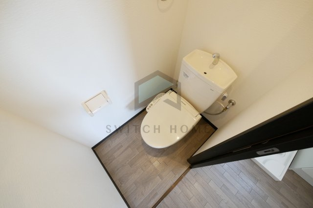【トイレ】 | みおつくし布施 | 建築途中に撮影にて、温水暖房洗浄便座が付きます。