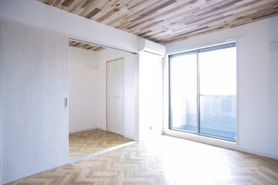 【居間・リビング】 | Calm戸畑 | 明るい雰囲気のお部屋です。