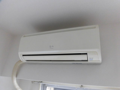 【設備】 | ホワイトハイツカドタ | エアコン付きの物件です。