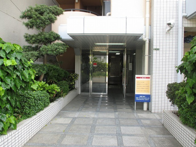 【エントランス】 | ホワイトハイツカドタ | エントランスです