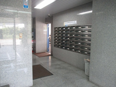 【エントランス】 | ホワイトハイツカドタ | ロビーには管理人がいます