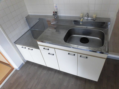 【キッチン】 | ホワイトハイツカドタ | まな板が置ける広い綺麗なキッチンです。