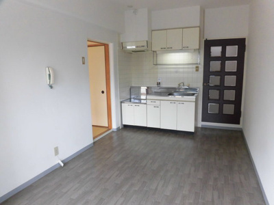 【居間・リビング】 | ホワイトハイツカドタ | フローリングの綺麗なリビングです。