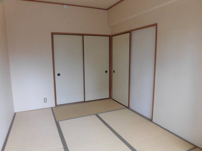 【居間・リビング】 | ホワイトハイツカドタ | 光の差し込む和室です。