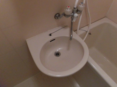 【洗面所】 | ホワイトハイツカドタ | 鏡付きの洗面台です。