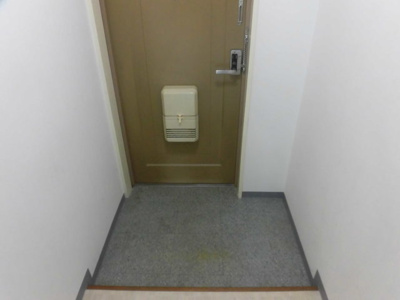 【玄関】 | ホワイトハイツカドタ | 下駄箱の置くスペースがある玄関です。