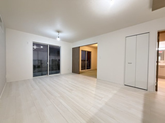 【居間・リビング】 | 南城市知念海野（全2棟）ラスト2号棟 | 2号棟　LDK16帖♪リビング収納付き♪