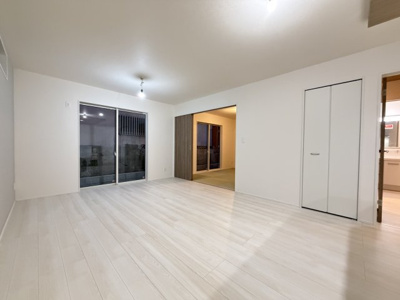 【居間・リビング】 | 南城市知念海野（全2棟）ラスト2号棟 | 2号棟　LDK16帖♪リビング収納付き♪