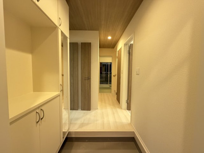 【玄関】 | 南城市知念海野（全2棟）ラスト2号棟 | 2号棟　十分な収納付き玄関♪