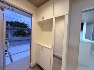 【玄関】 | 南城市知念海野（全2棟）ラスト2号棟 | 2号棟　十分な収納付き玄関♪