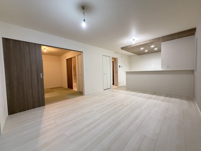 【居間・リビング】 | 南城市知念海野（全2棟）ラスト2号棟 | 2号棟　LDK16帖♪リビング収納付き♪