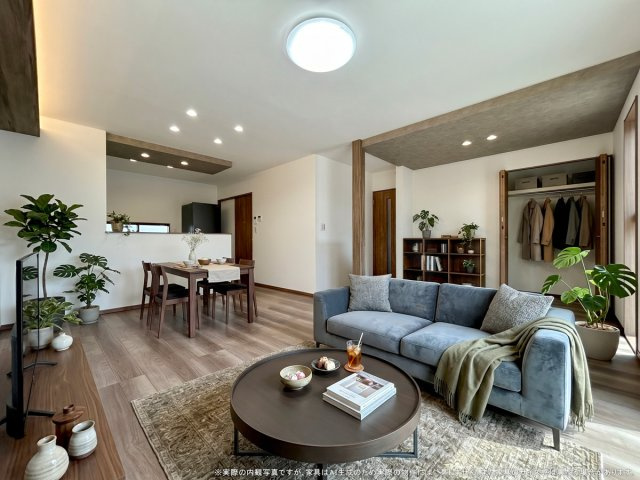 【居間・リビング】 | 【LDK　CG家具設置イメージ】
※画像に含まれる家具家電はCGで作成されたイメージです。実際の物件には付帯しません。