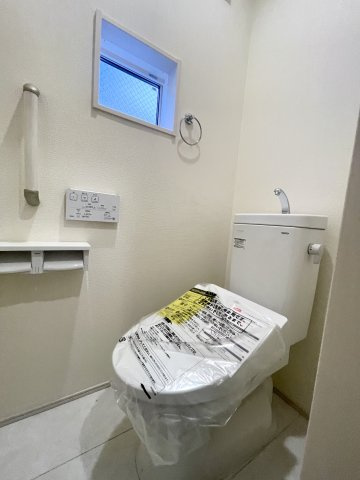 練馬区南大泉1丁目　太陽光パネル設置　こだわり省エネ邸宅のトイレ