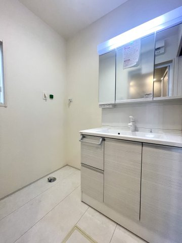 練馬区南大泉1丁目　太陽光パネル設置　こだわり省エネ邸宅の洗面所