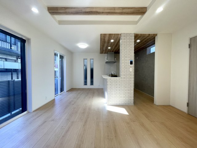 練馬区南大泉1丁目　太陽光パネル設置　こだわり省エネ邸宅の居間・リビング