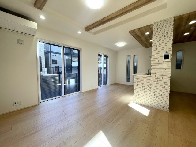 練馬区南大泉1丁目　太陽光パネル設置　こだわり省エネ邸宅の居間・リビング