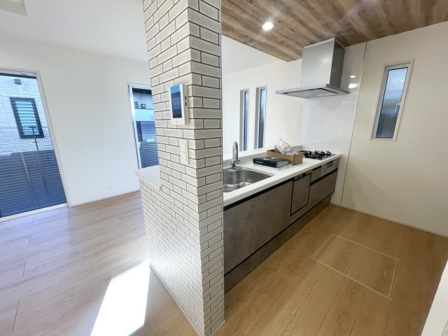 練馬区南大泉1丁目　太陽光パネル設置　こだわり省エネ邸宅のキッチン