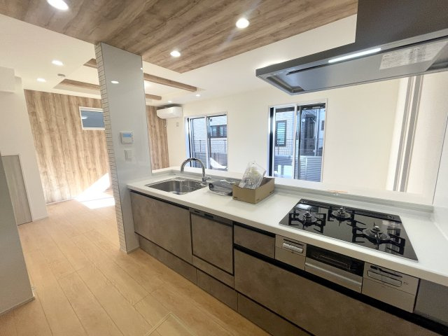 練馬区南大泉1丁目　太陽光パネル設置　こだわり省エネ邸宅のキッチン