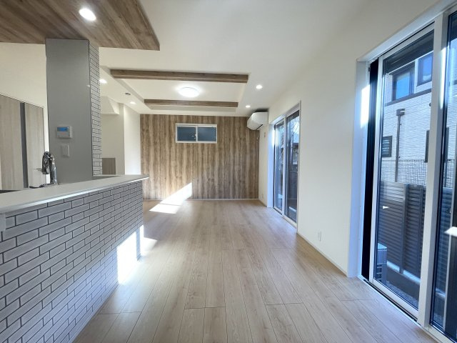 練馬区南大泉1丁目　太陽光パネル設置　こだわり省エネ邸宅の居間・リビング