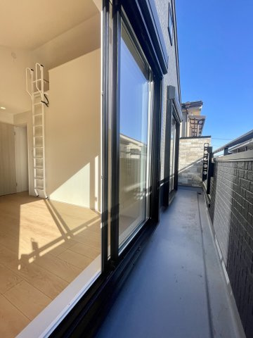 練馬区南大泉1丁目　太陽光パネル設置　こだわり省エネ邸宅のバルコニー