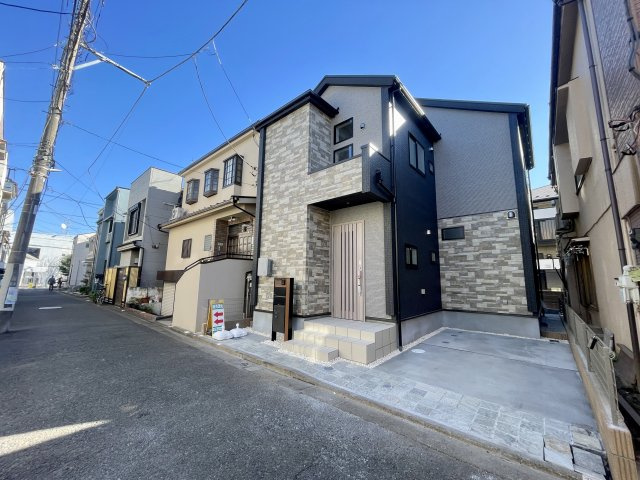 練馬区南大泉1丁目　太陽光パネル設置　こだわり省エネ邸宅の前面道路含む現地写真