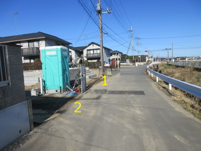【仲介手数料無料】新築戸建　熊谷市久保島933-2（全2棟）の前面道路含む現地写真