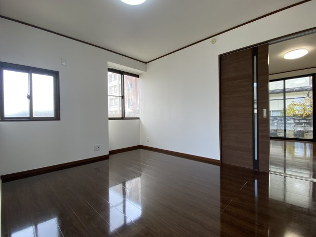 旭南１丁目貸家の洋室|洋室7.5帖（奥）