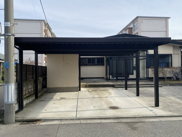 旭南１丁目貸家の駐車場|カーポート　2台駐車可能