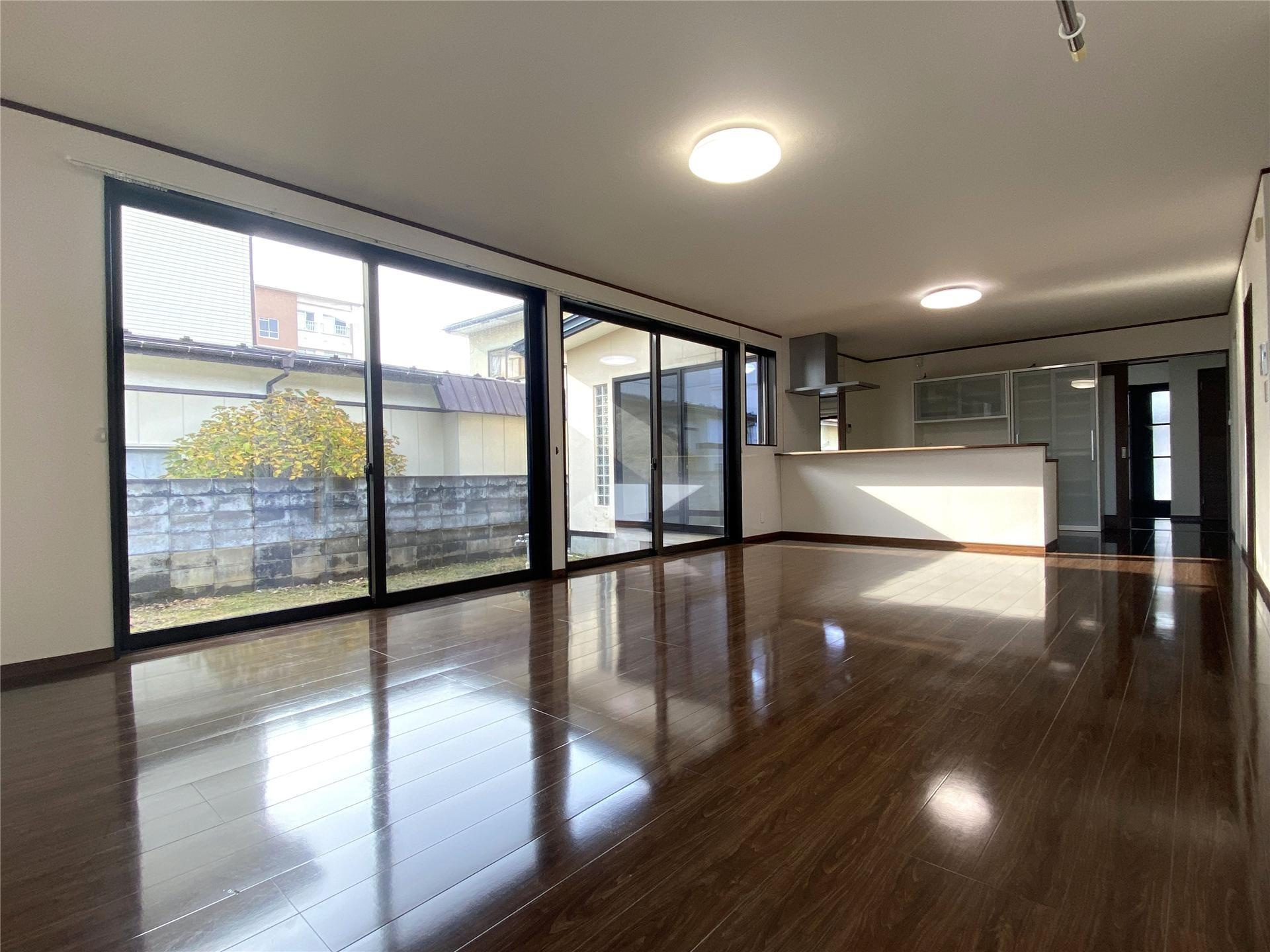 旭南１丁目貸家の居間・リビング|LDK30帖