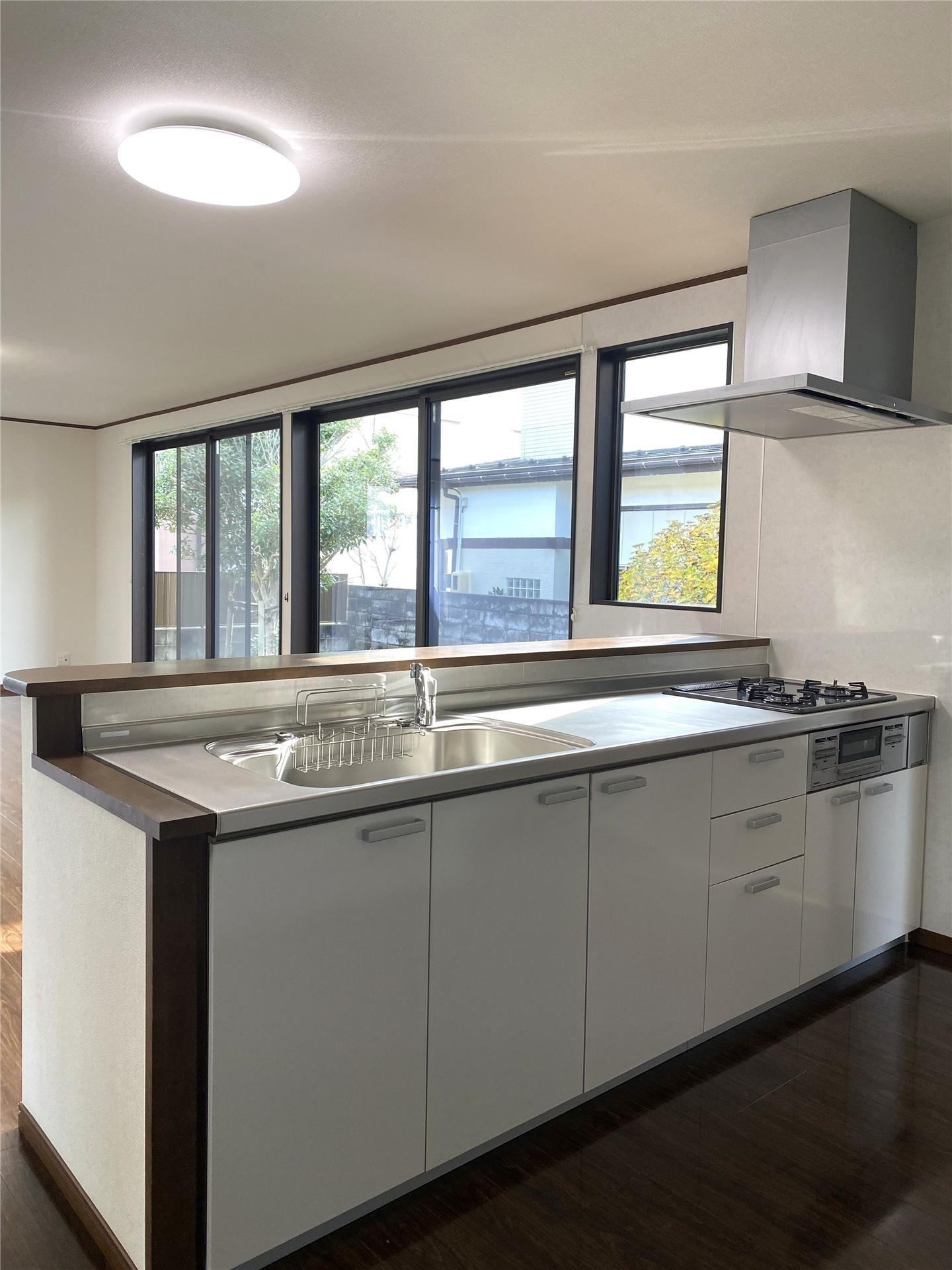 旭南１丁目貸家のキッチン|カウンターシステムキッチン