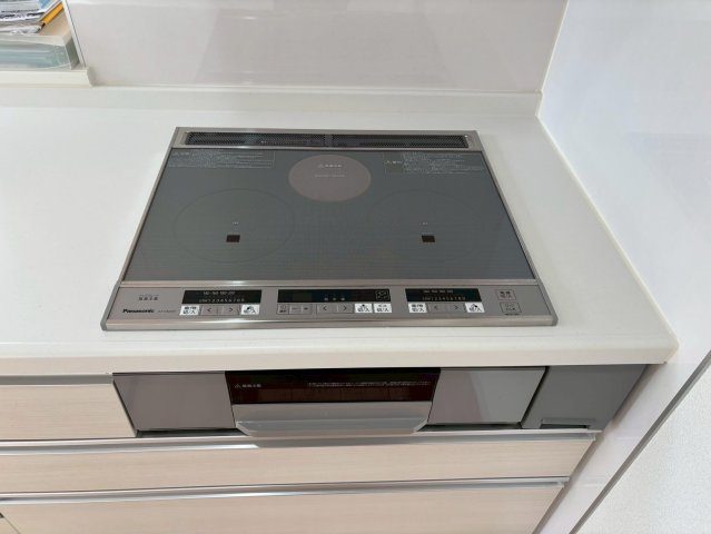 佐伯区河内南2丁目のキッチン|使いやすいIHクッキングヒーターで日々のお掃除がしやすくきれいな状態を保ちやすいです。