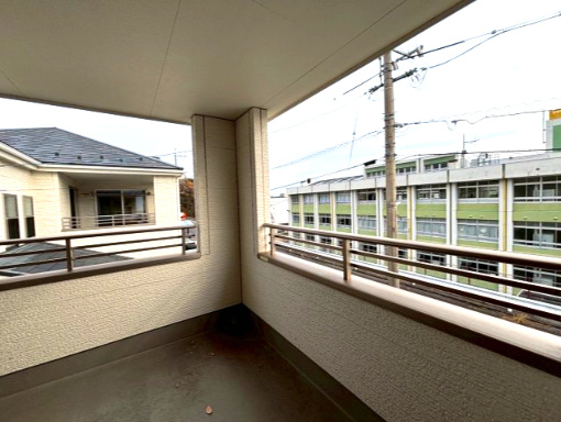 佐伯区河内南2丁目のバルコニー|広々としたインナーバルコニーは雨の日のお洗濯も安心です♪