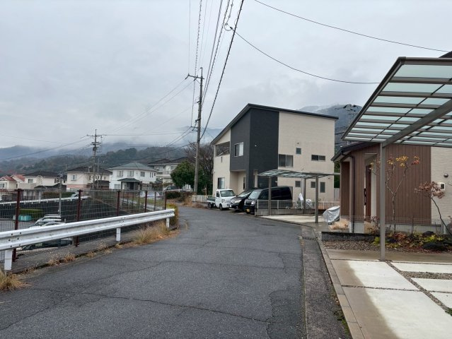 佐伯区河内南2丁目の前面道路含む現地写真|前面道路は広く車の出し入れもスムーズ。落ち着いた住環境で安心して暮らせます。