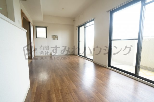 コスモカウンティⅡの居間・リビング|参考、同建物・反転間取りの号室