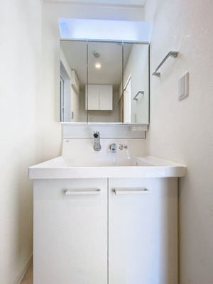 【独立洗面台】 | GlowHomes溝の口 | ※同建物ほかのお部屋の写真です。