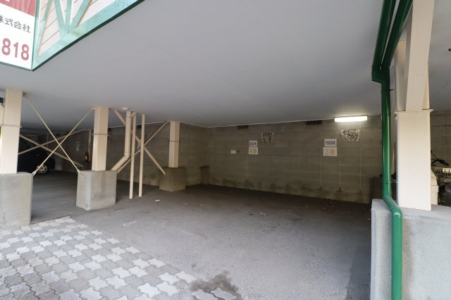 グレースコーポ湯の坂の駐車場