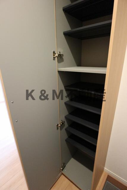 ＲＥＧＡＬＥＳＴ　豊四季駅前の玄関|便利な収納スペースです